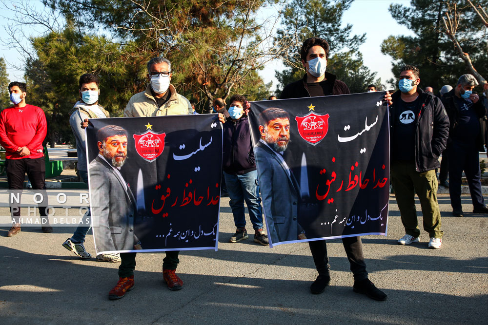 حضور دوستداران مرحوم علی انصاریان در محل تدفین وی در بهشت زهرا (س) تهران