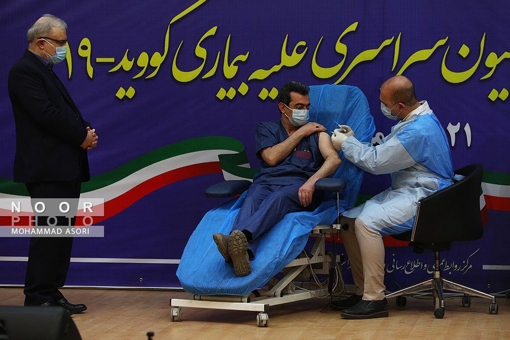  تزریق واکسن اسپوتنیک روسی در بیمارستان امام خمینی (ره) تهران با حضور سعید نمکی وزیر بهداشت