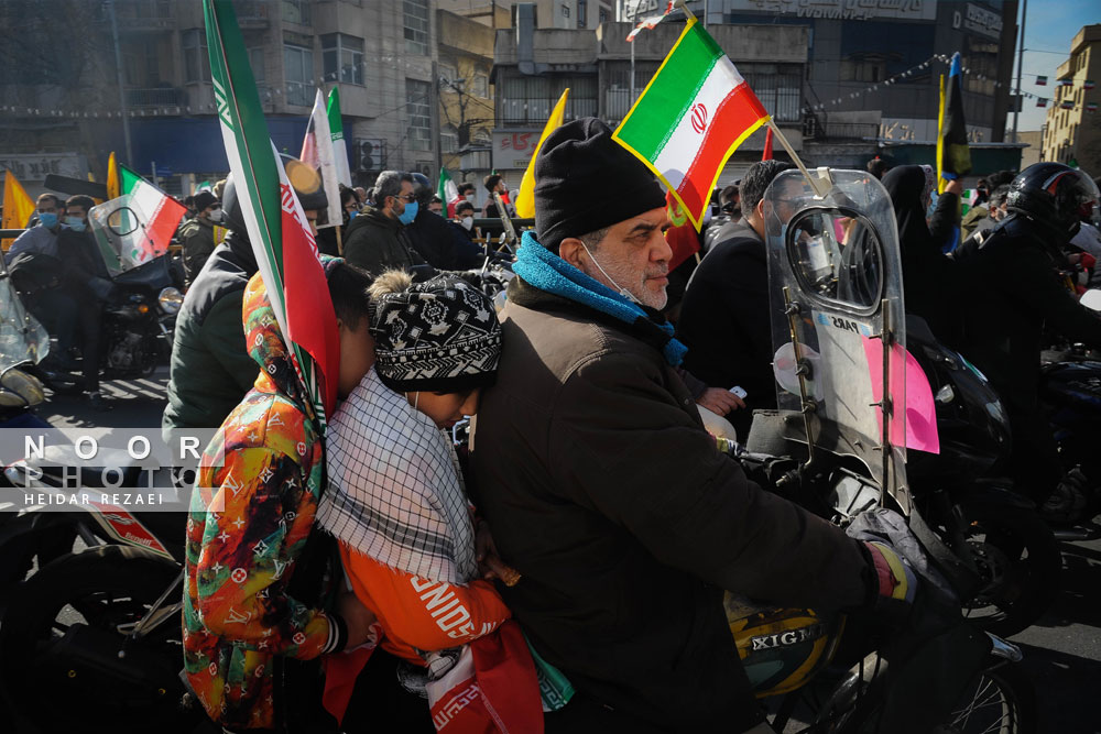 حضور اقشار مختلف مردم در راهپیمایی 22 بهمن در خیابان انقلاب تهران