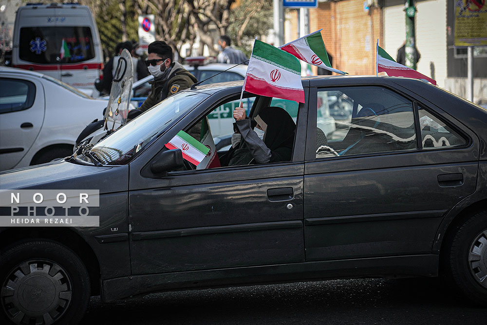 خودروسواری در راهپیمایی 22 بهمن در خیابان انقلاب تهران