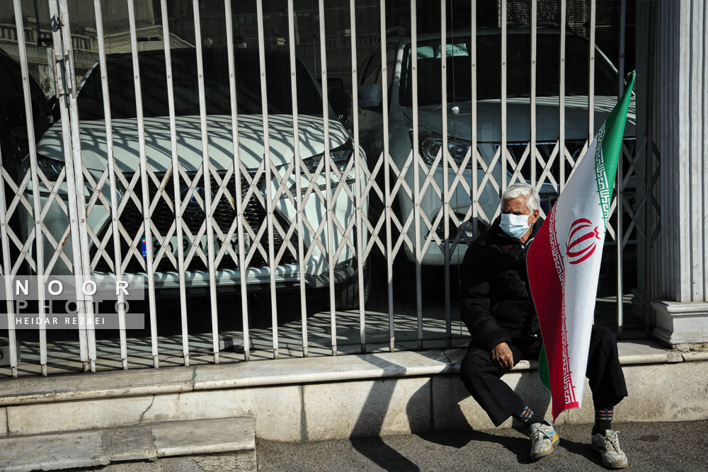استراحت شهروند تهرانی در پیاده رو خیابان انقلاب تهران 