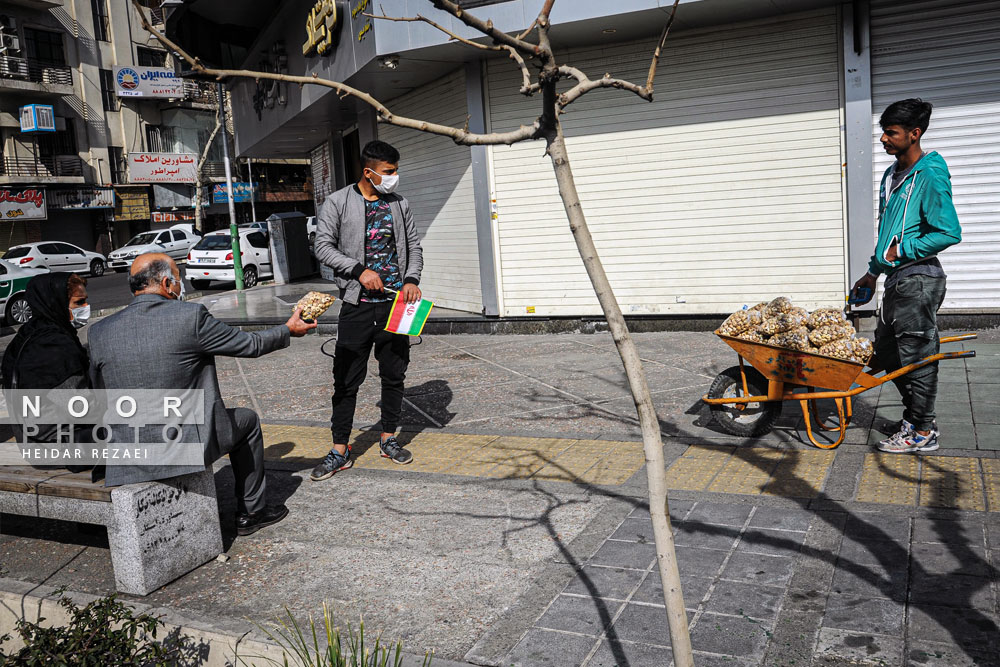 حضور دستفروش ها در حاشیه برگزاری راهپیمایی 22 بهمن در پیاده رو خیابان انقلاب تهران