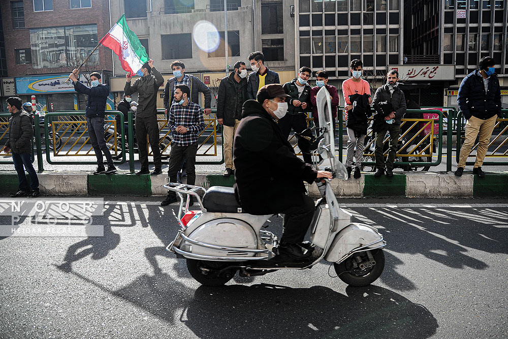 حضور اقشار مختلف مردم در راهپیمایی 22 بهمن در خیابان انقلاب تهران