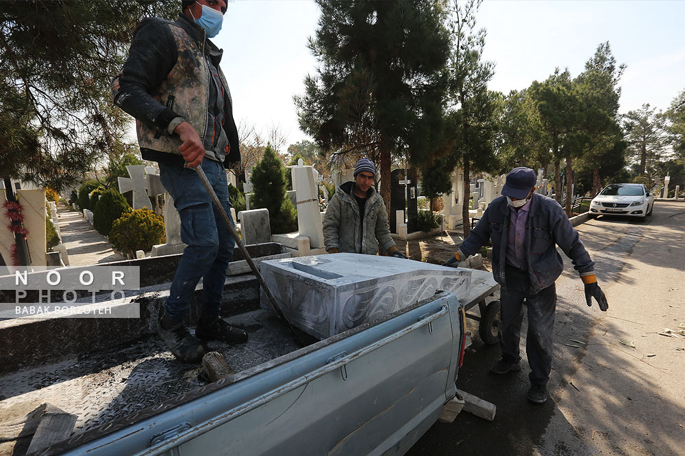 کارگران گورستان ارامنه تهران (بوراستان) برای جابجایی سنگ مزار اموات فعالیت میکنند