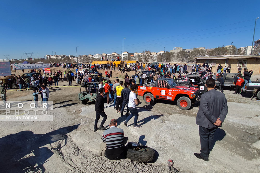حضور خانواده ها برای تماشاچی برگزاری مسابقه اتومبیلرانی چندجانبه آفرود در منطقه مینو قزوین