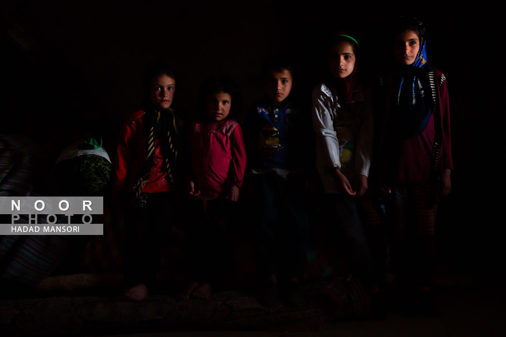 حضور کودکان در یکی از خانه های روستایی بدون برق زندگی در ذلقی غربی الیگودرز لرستان