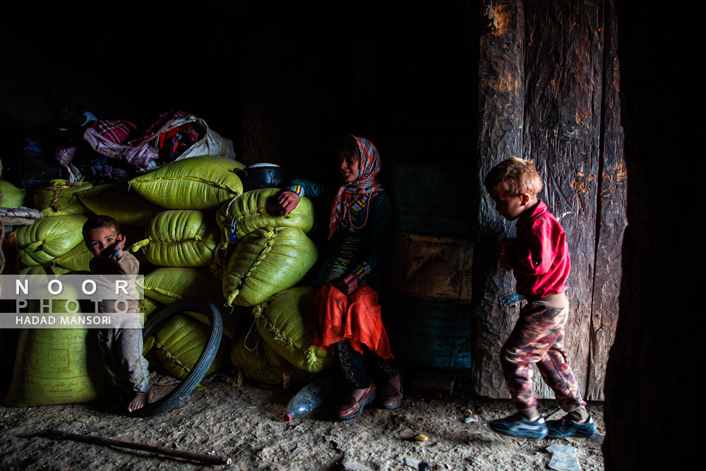 حضور کودکان در انبار علوفه دام در یکی از روستاهای ذلقی غربی الیگودرز لرستان