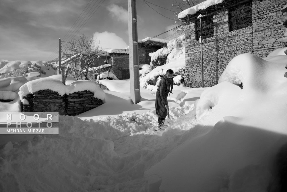 برف روبی مردان کرد در معابر و کوچه های پرتردد در مریوان