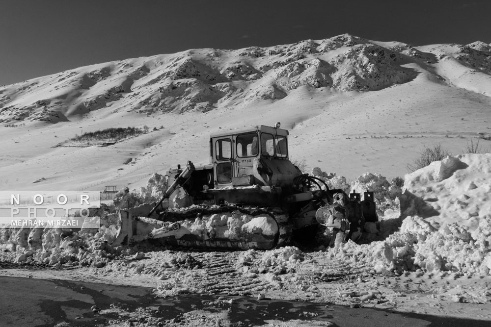آماده سازی و رفع مسدود شدن جاده از برف با حضور خودروهای مکانیکی خدمات شهری و هلال احمر