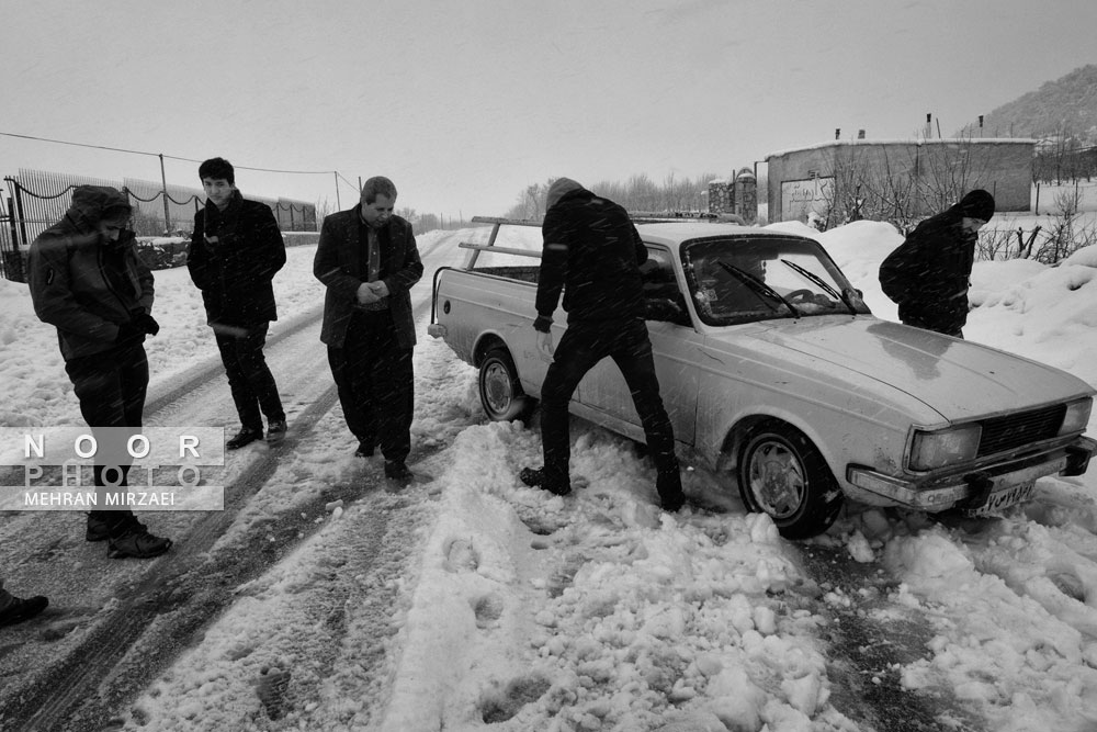 کمک رسانی به خودروی گرفتار در برف و جاده بین شهری