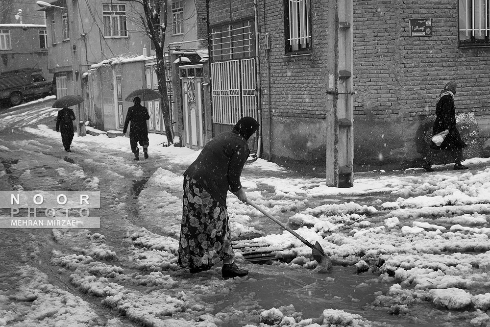 برف روبی بانوان کرد در محله های شهر مریوان
