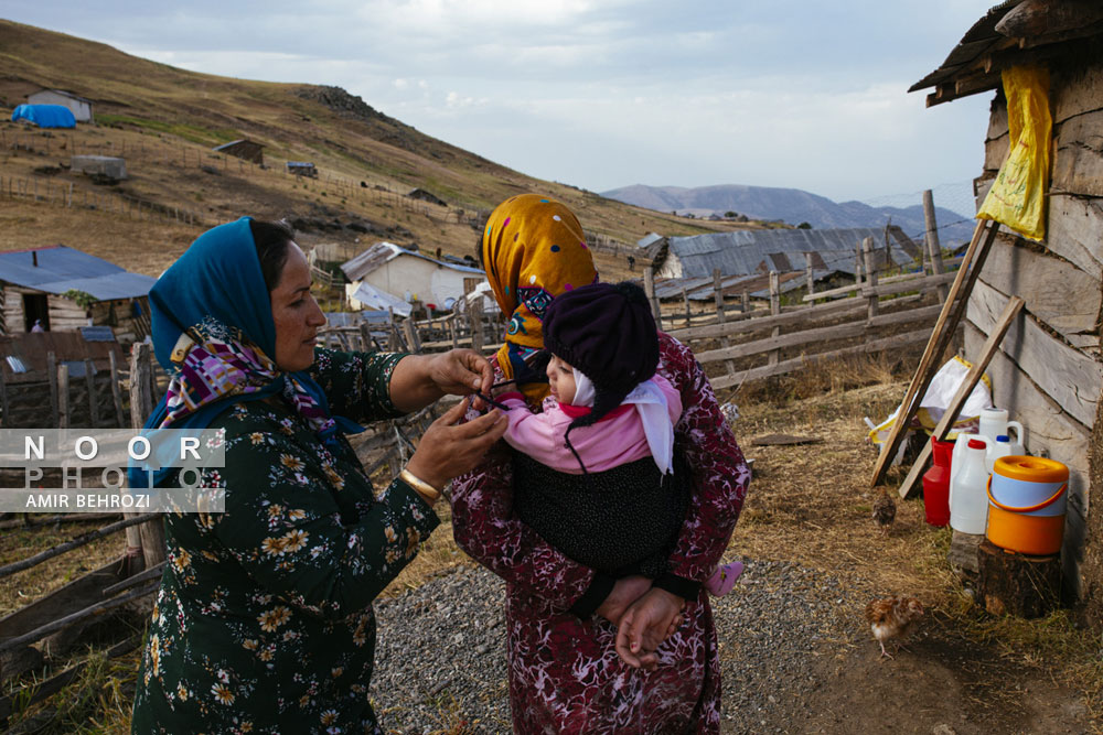 حمل نوزاد به شیوه سنتی بهمراه مادر برای آماده سازی کار روزانه در مناطق ییلاقی تالش استان گیلان
