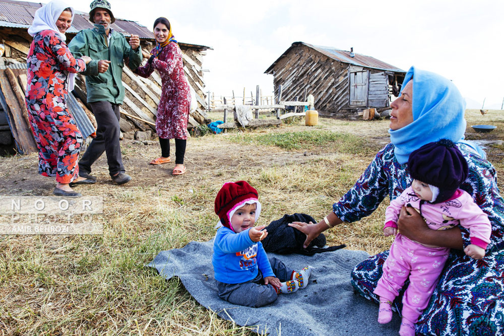 نگهداری از نوزادان و ایجاد فضای مفرح از کارهای روزانه زنان عشایر در مناطق ییلاقی تالش استان گیلان