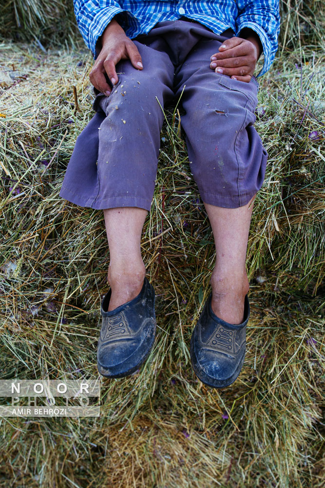 قسمتی از لباس و کفش کودک عشایری در مناطق ییلاقی تالش استان گیلان
