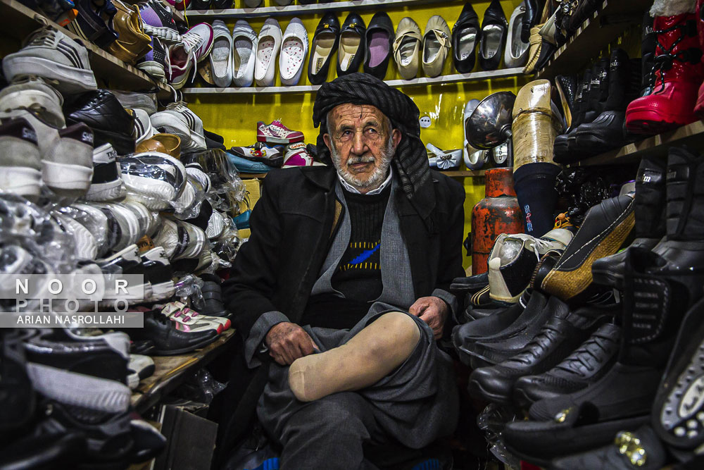 یکی از قربانیان آلوده به میادین مین در مریوان کردستان که در بازار این شهر فروشگاه کفش دارد.