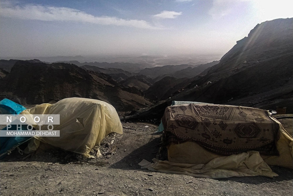 چادرهایی که برای استراحت در منطقه توسط سوخت کش ها درست شده