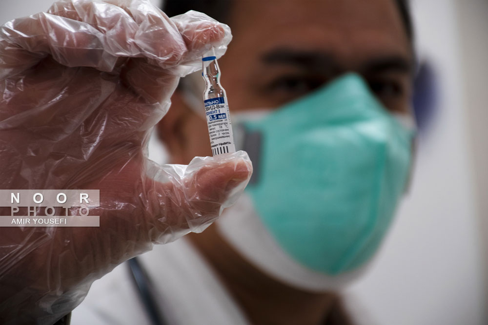تزریق واکسن کرونا به کادر درمانی بیمارستان ثامن الائمه چناران