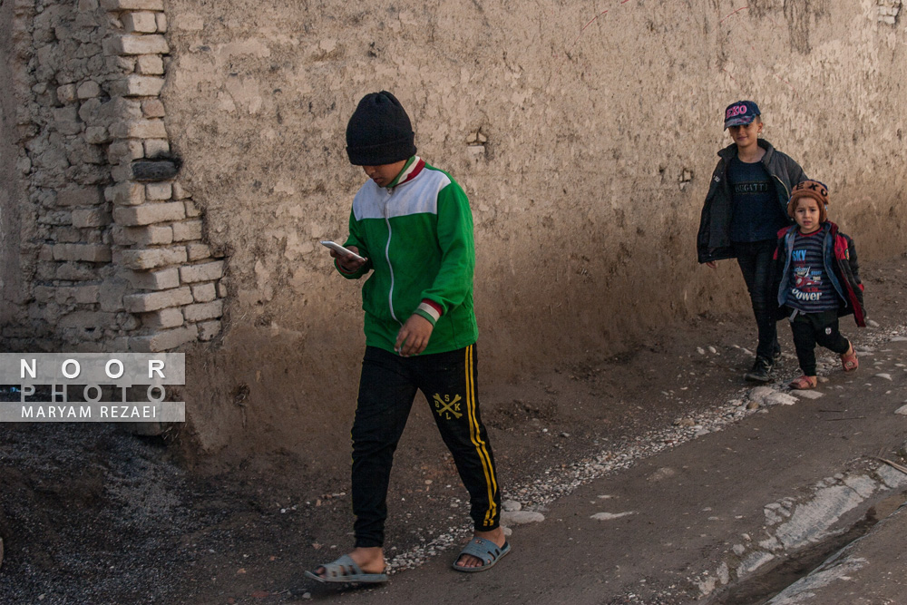 کودک روستایی در حال بازی نرم افزاری موبایل در روستای کفشگیری گرگان