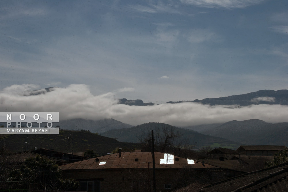 انعکاس ابر بر سقف منزل عایق شده در روستای کفشگیری گرگان