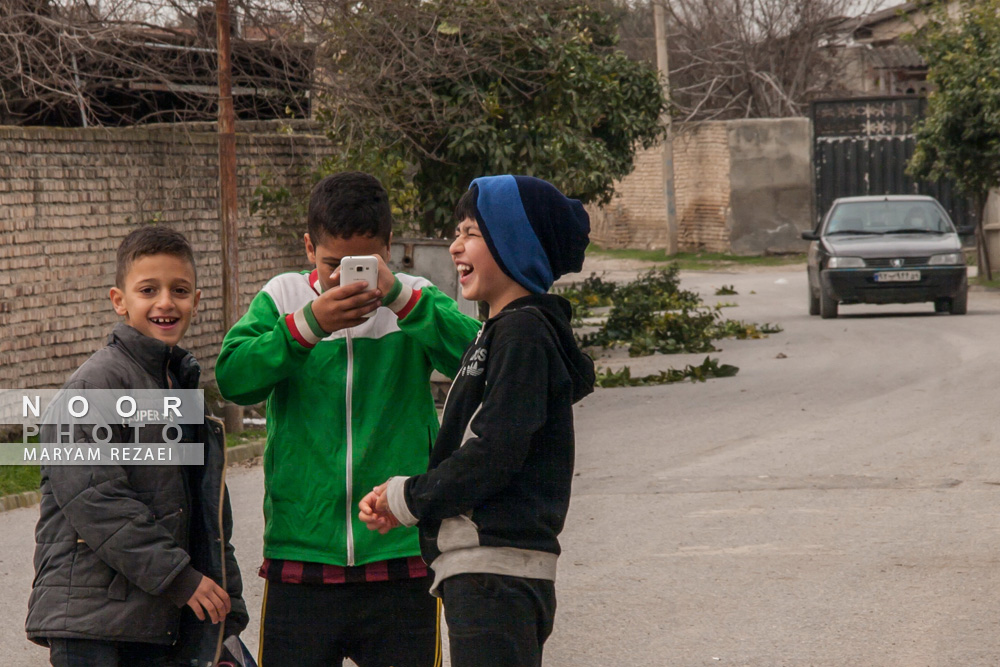 کودکان روستای کفشگیری گرگان در حال عکاسی با گوشی موبایل