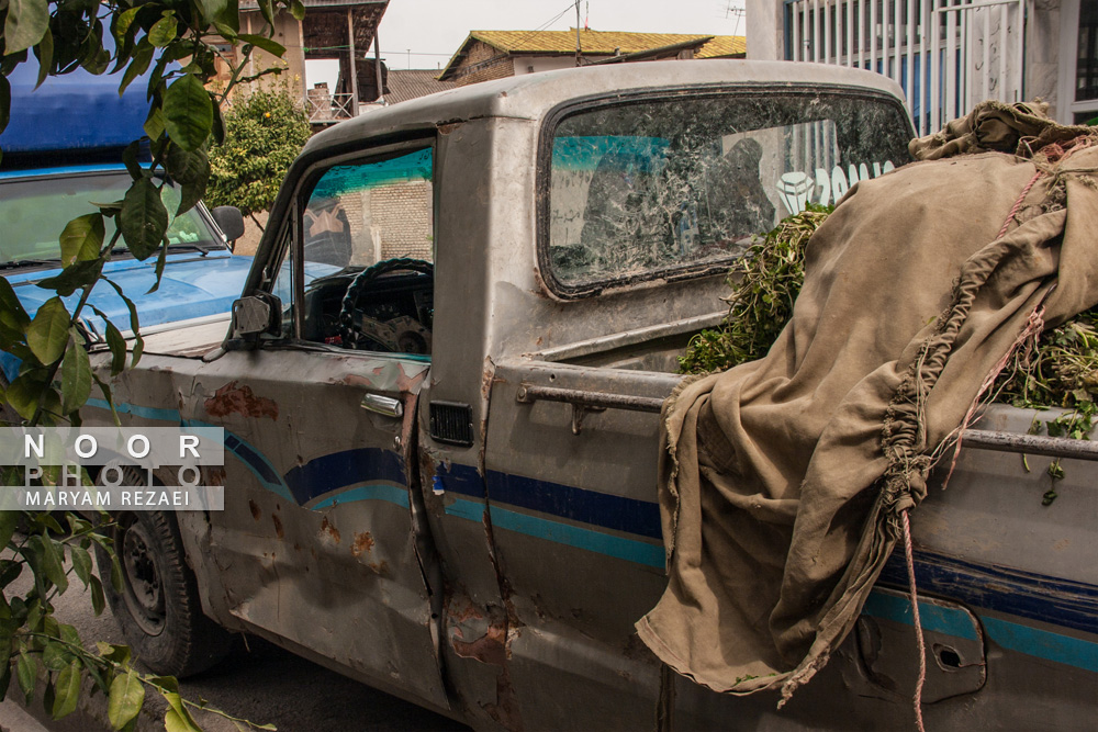 خودروی باری حمل سبزی که دچاز سانحه های متعدد تصادف شده است در دوشنبه بازار روستای کفشگیری گرگان
