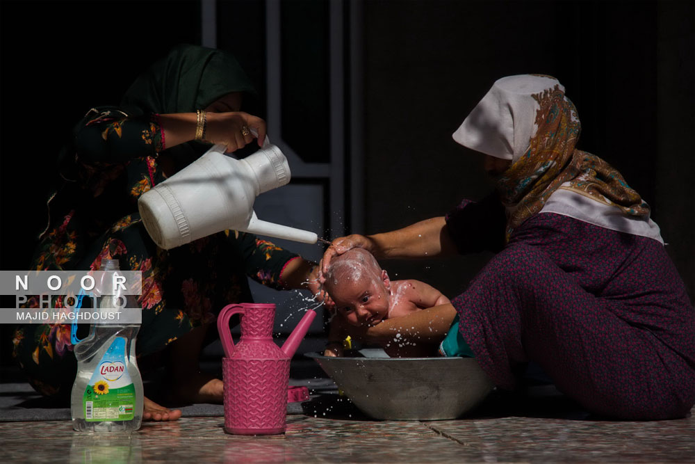 حمام و شستشوی نوزاد در فضای باز و محوطه خانه در شهر محروم و مرزی مراوه تپه استان گلستان