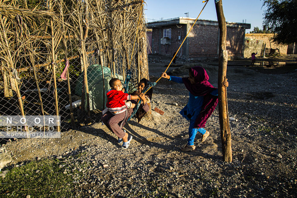 بازی و نشاط کودکان محروم شهر قلعه گنج - جنوب کرمان
