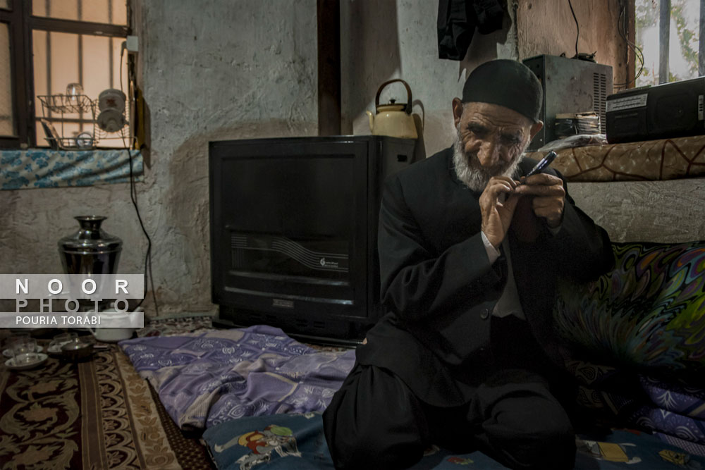 مشتی اسماعیل به وسیله ساعت گویایی که موبایلش دارد ، نسبت به ساعات شبانه روز مطلع میشود