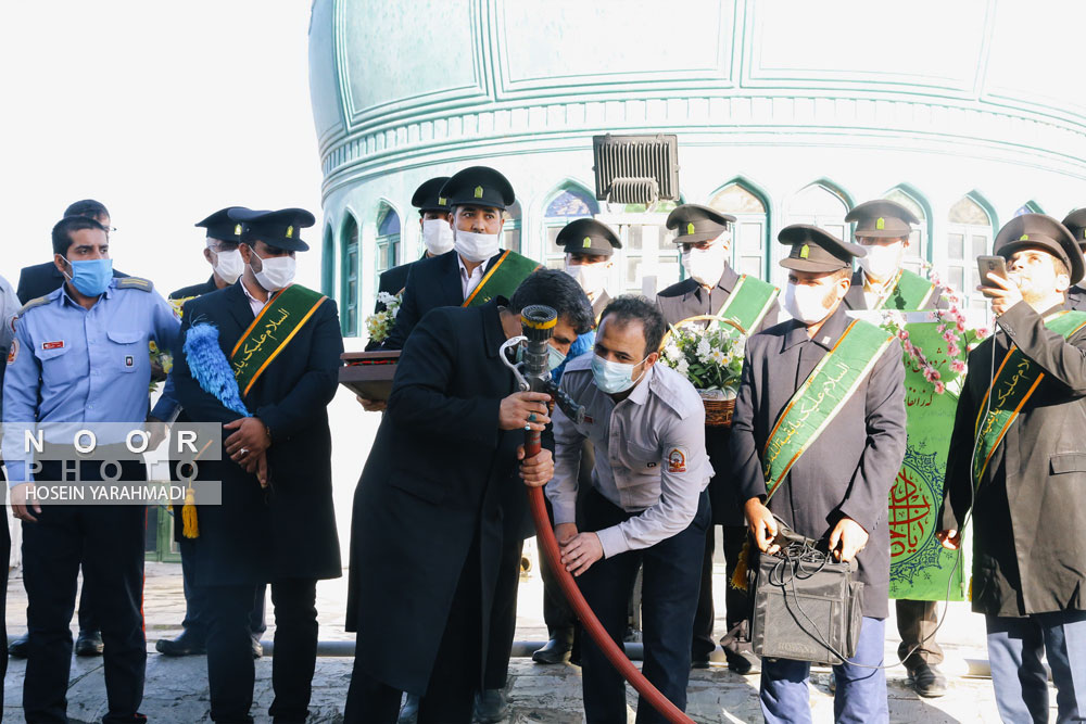 آیین شست و شوی گنبد و تعویض پرچم مسجد جمکران