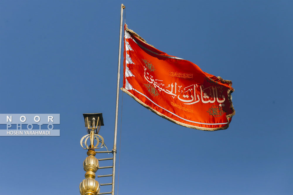 آیین شست و شوی گنبد و تعویض پرچم مسجد جمکران