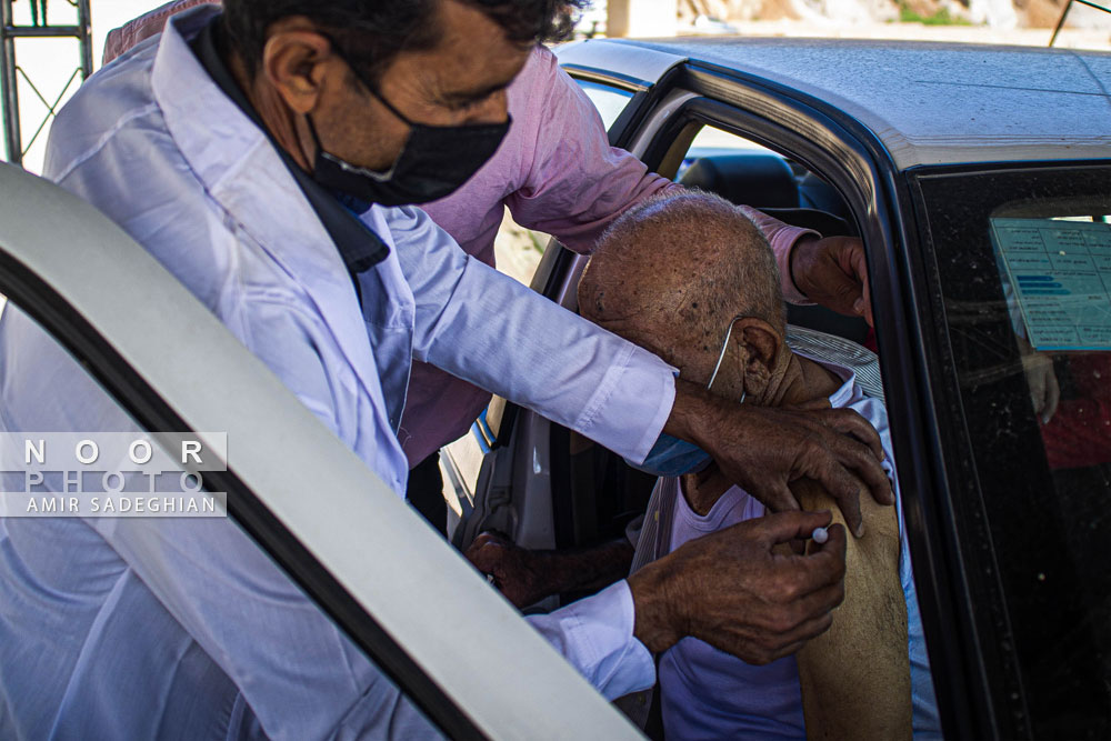 واکسیناسیون خودرویی سالمندان در شیراز