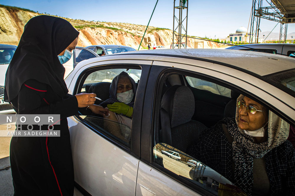 واکسیناسیون خودرویی سالمندان در شیراز