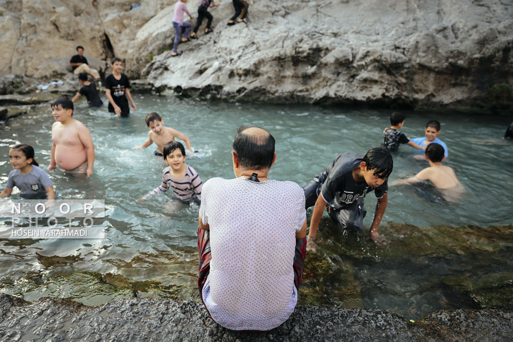 شنا کودکان در چشمه علی شهر ری