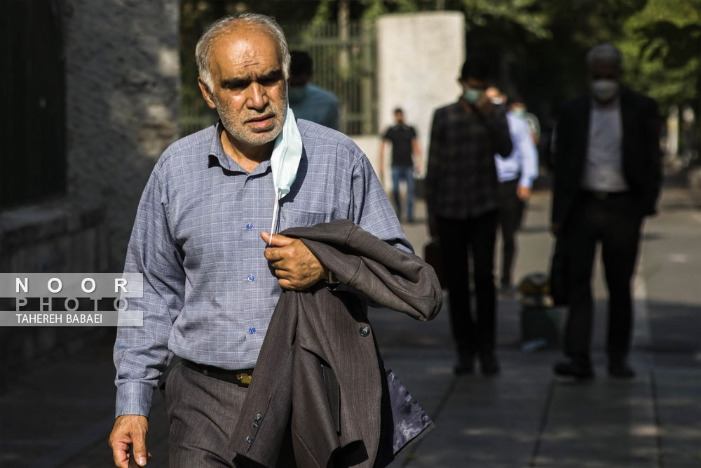 گذر عابر در معابر خیابان های انقلاب تهران
