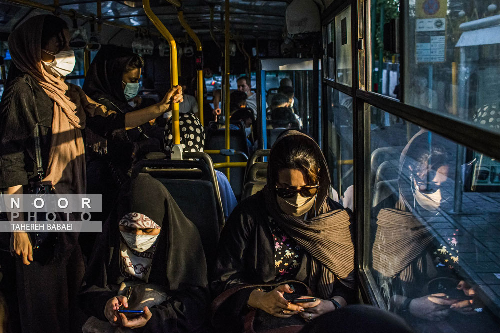 مسافران اوتوبس شهری پس از یک روز کاری در تهران
