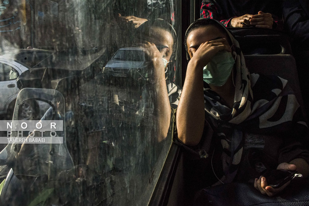 مسافر اوتوبس شهری پس از یک روز کاری در تهران