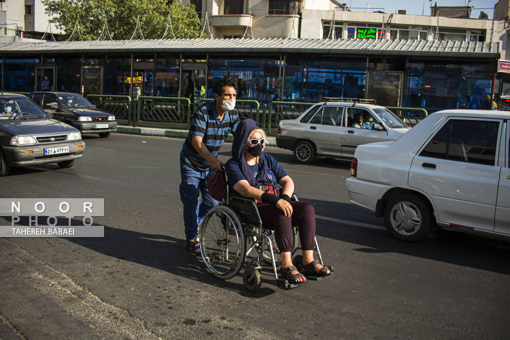 تردد معلول با ویلچر در خیابان های تهران