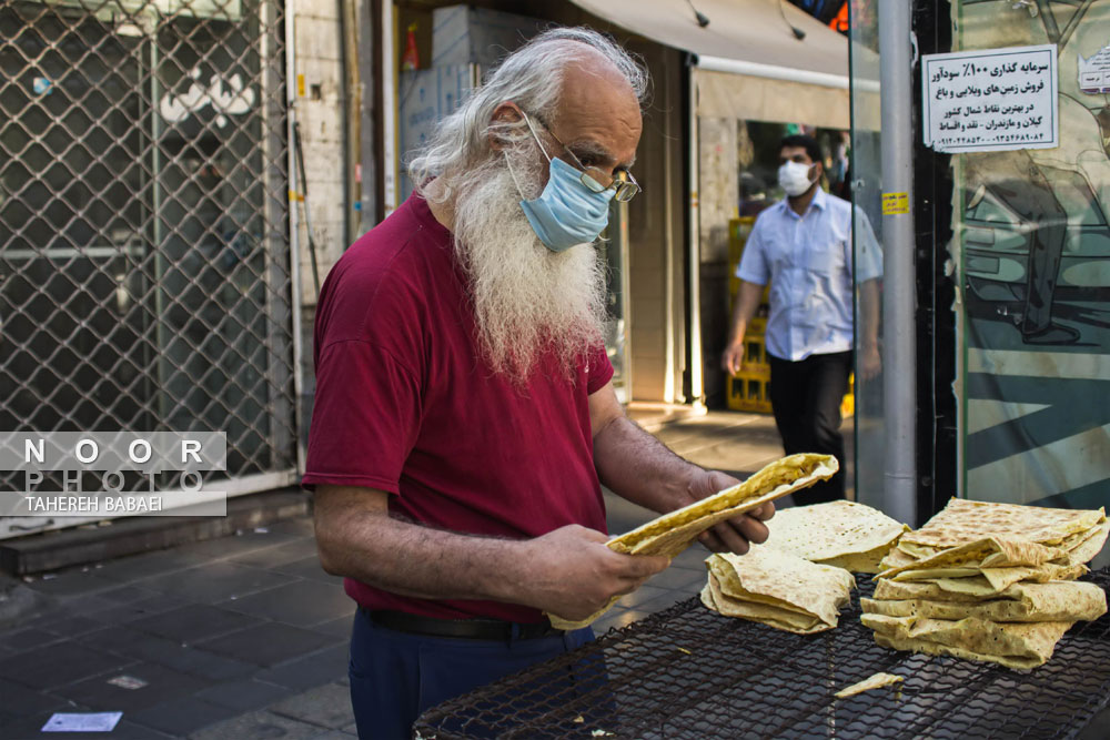 خریدار نان سنتی در یکی از خیابان های میدان راه آهن تهران