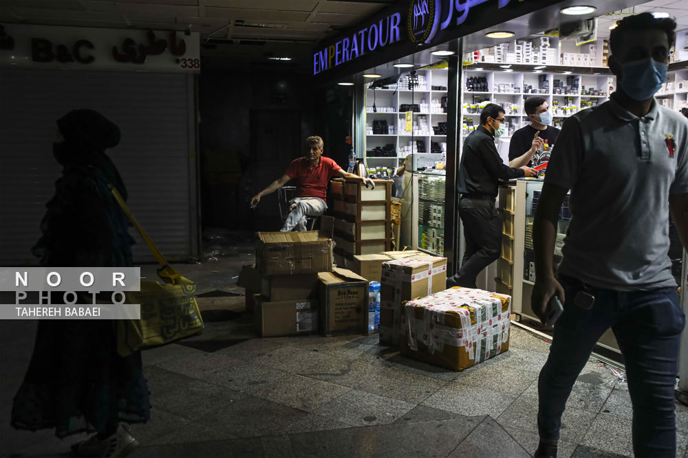 جابجایی وسایل فروشگاه در یکی از پاساژ های خیابان انقلاب  تهران