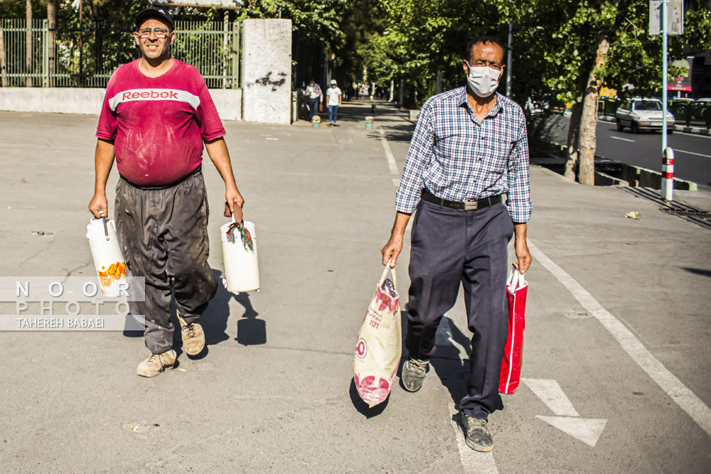 عبور کارگران ساختمانی در معابر خیابان انقلاب تهران