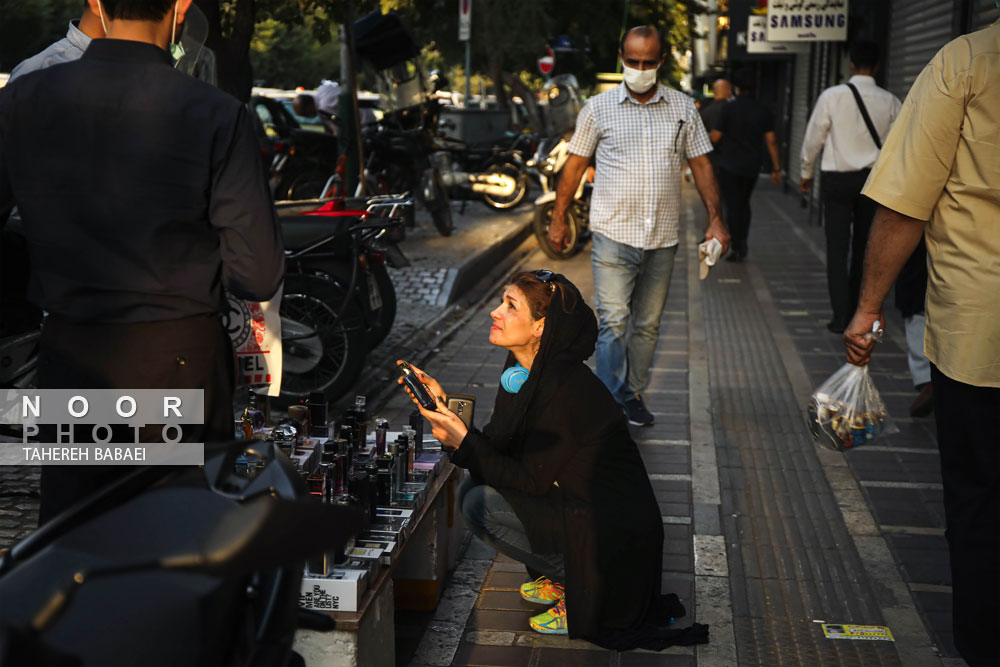 بساط دستفروشان در معابر خیابان انقلاب تهران
