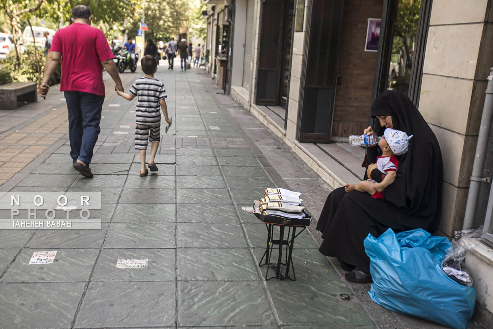 دستفروشی زن سرپرست خانوار در معابر خیابان های انقلاب تهران