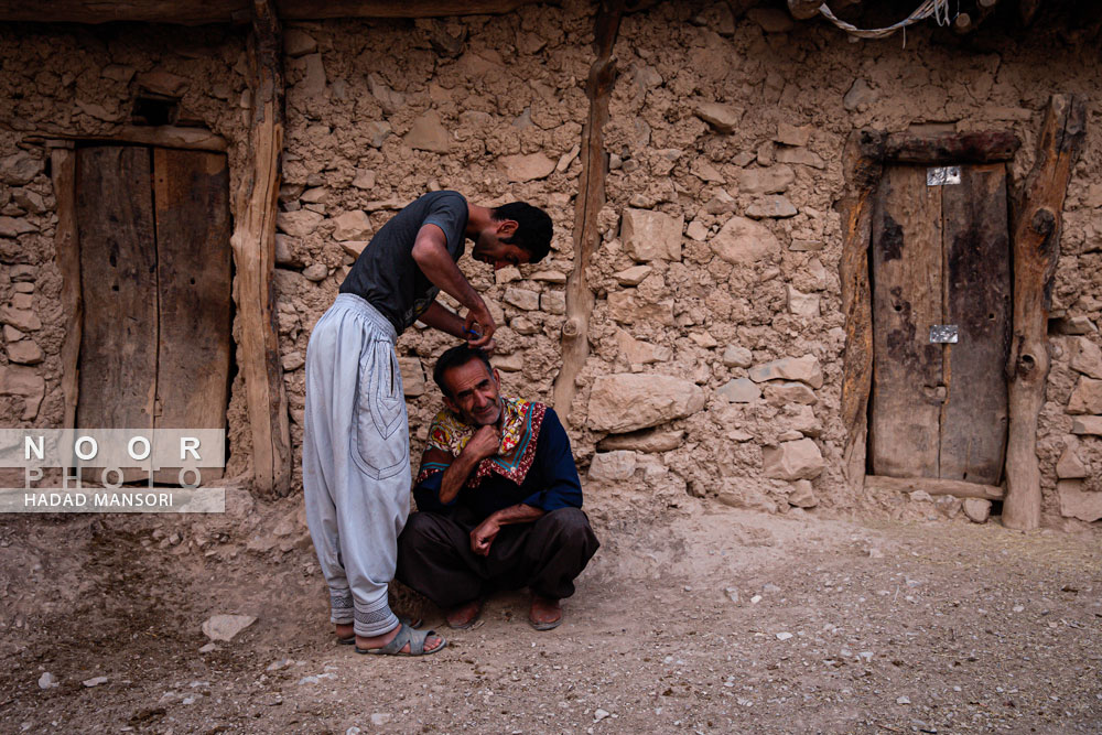 آرایش و اصلاح موی سر توسط یکی از اهالی روستای ذلقی غربی الیگودرز لرستان در محیط باز و بیرونی منزل صورت میگیرد.