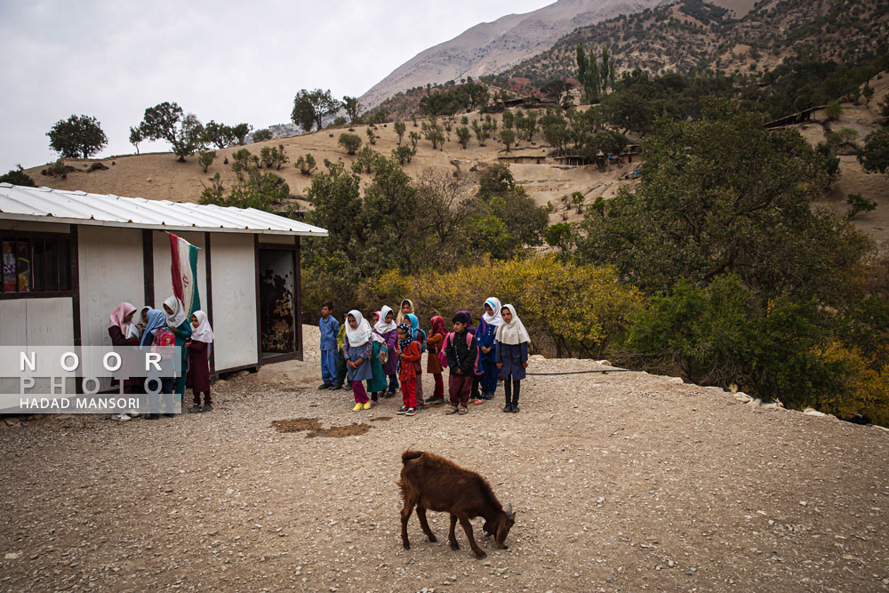 حضور کودکان و نوجوانان ذلقی غربی الیگودرز لرستان در مدرسه کانکسی روستایی برای ادامه تحصیل و کسب مهارت های لازم برای زندگی