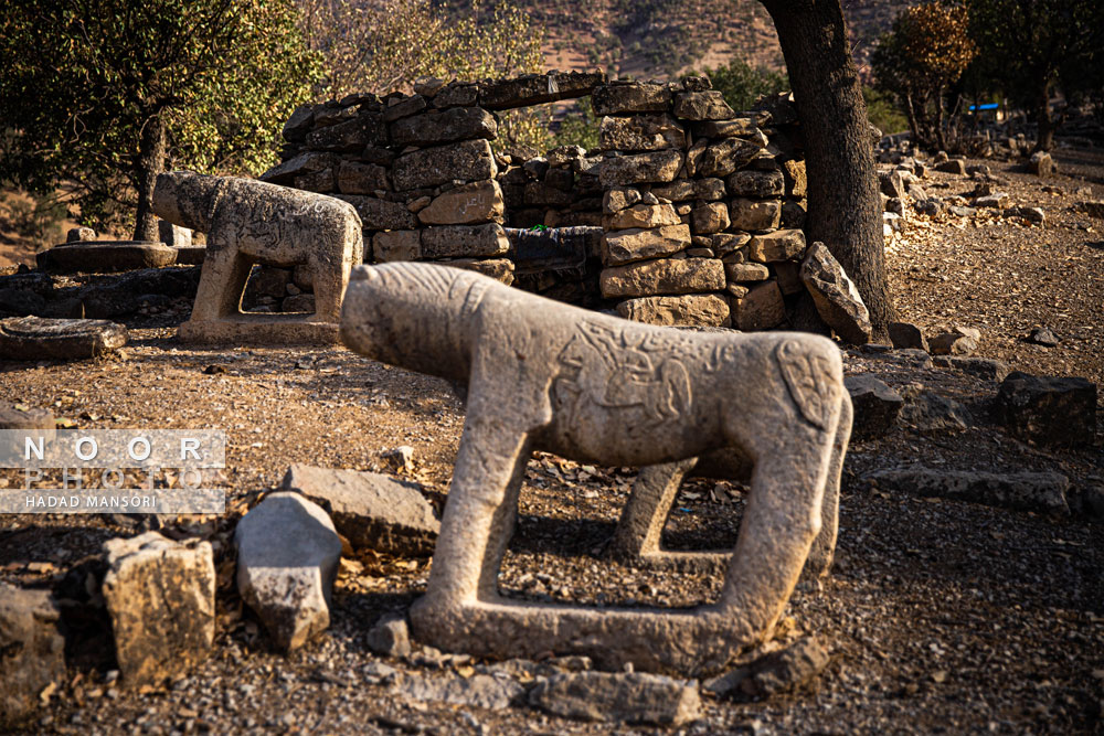 شیرسنگی در قبرستان بخش ذلقی غربی الیگودرز لرستان