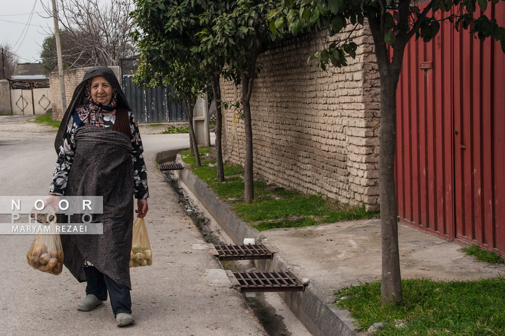 یکی از اهالی روستای کفشگیری گرگان هنگام برگشت از خرید روزانه از بازار محلی روستا