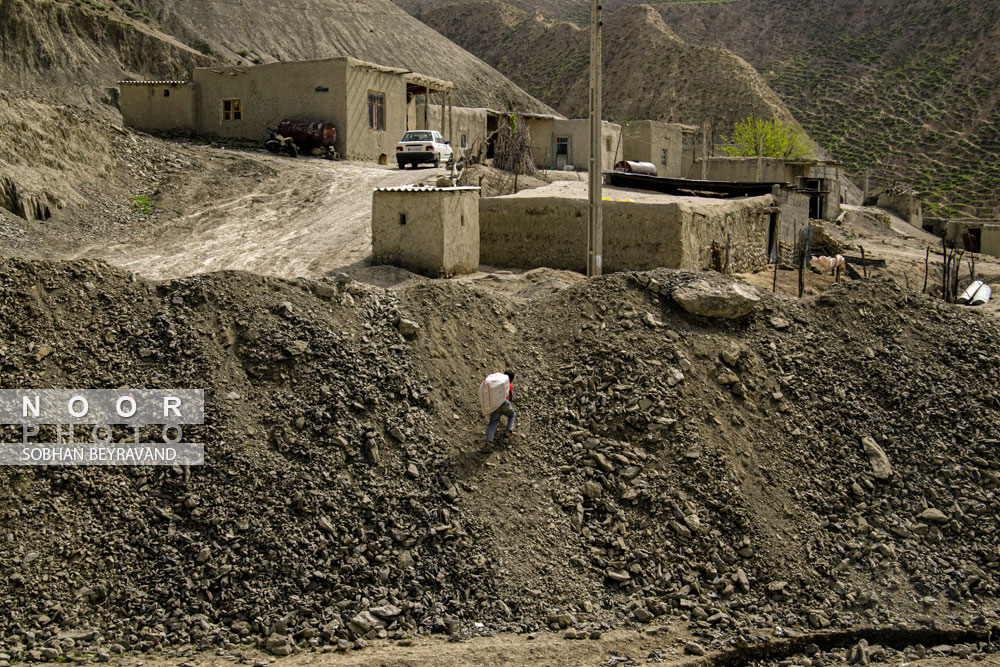 زندگی کودکان زباله گرد و فقیر در روستای پست دره شهر مراوه تپه استان گلستان