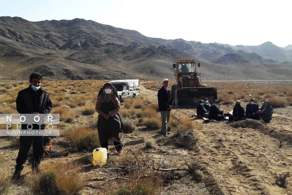 تجمع اعتراض آمیز مردم روستاهای زمان آباد نائین مقابل مدیریت اجرایی معدن سنگ