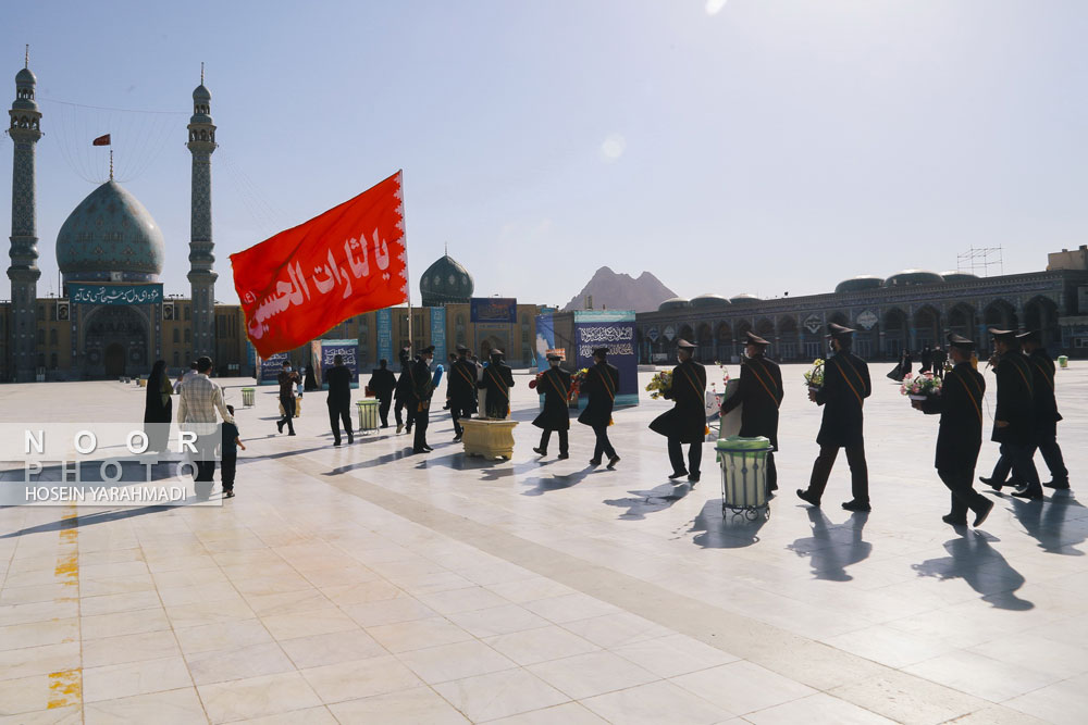 آیین شست و شوی گنبد و تعویض پرچم مسجد جمکران