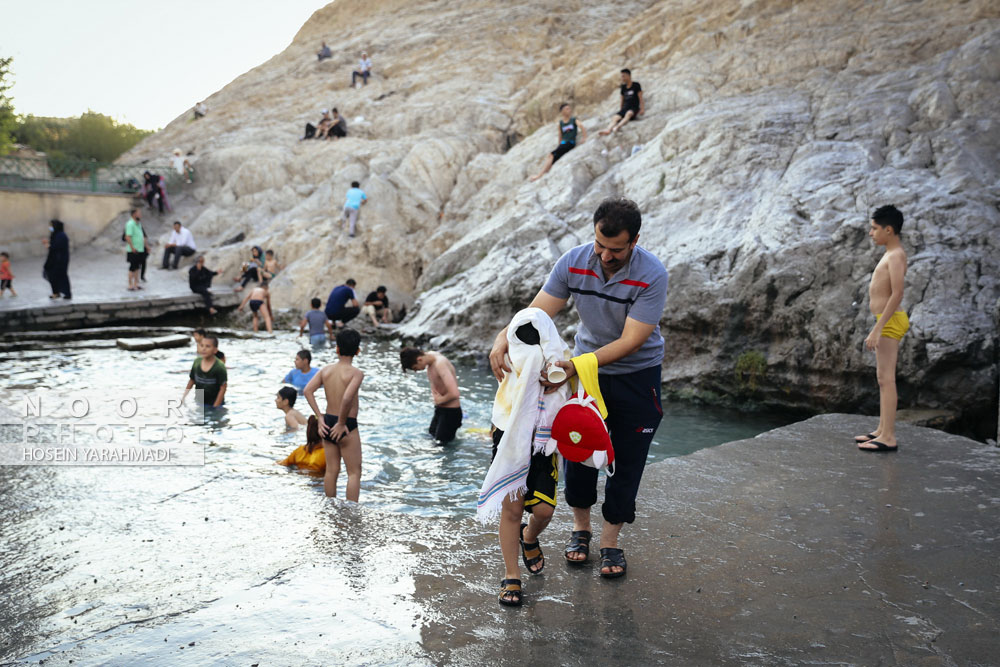 شنا کودکان در چشمه علی شهر ری